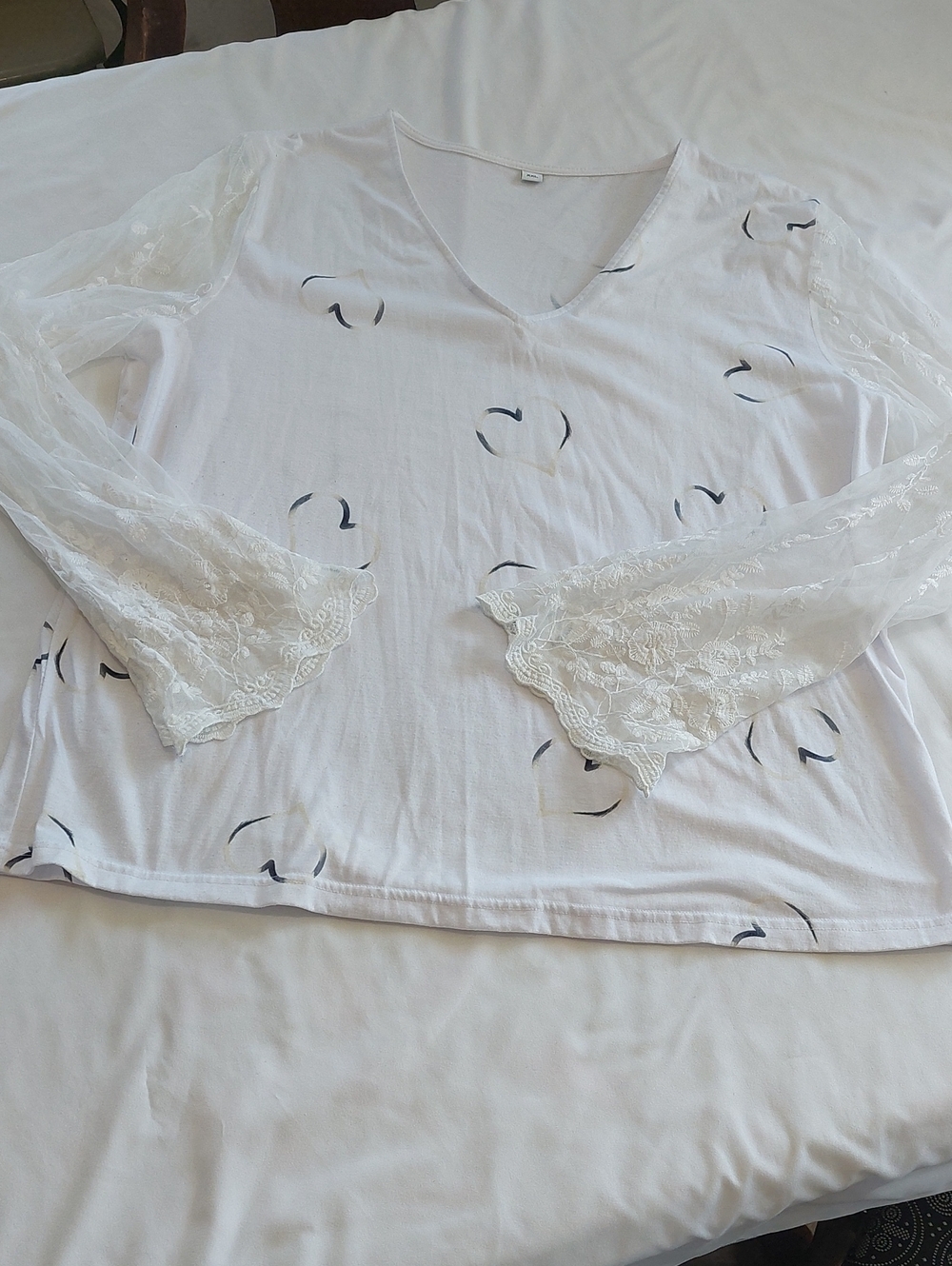 White V-Neck Lace Sleeve Top with Hearts XXL.some Balling Under Arms .